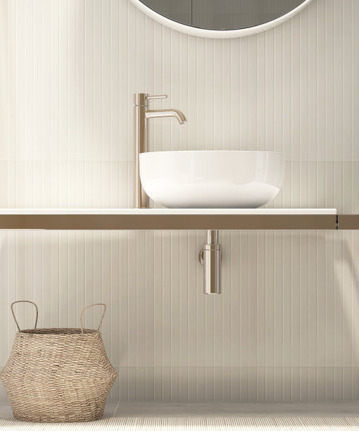 玫瑰金钢制梳妆台，白色大理石台面，圆形陶瓷面盆，玫瑰金镀铬水龙头，阳光下的护墙板图片下载