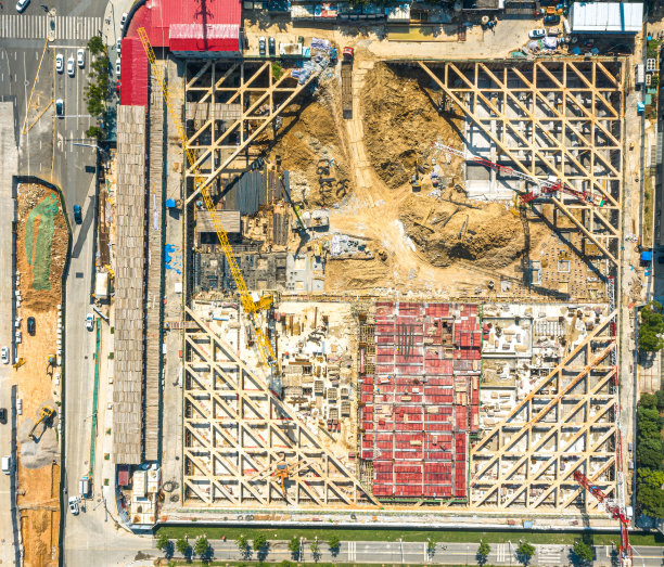 夏季早晨建筑工地的航拍照片。图片下载