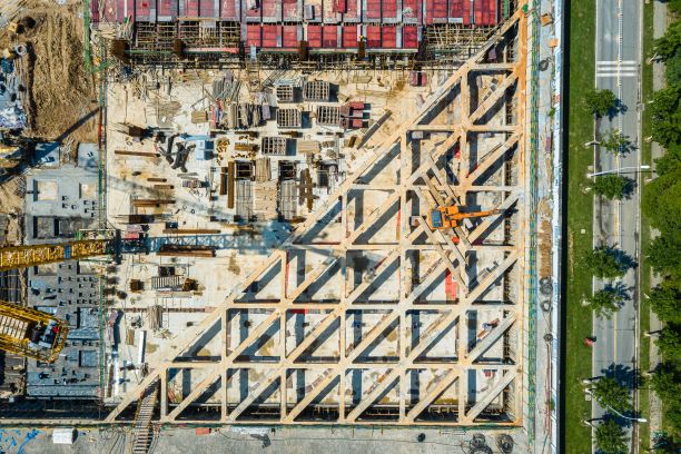 夏季早晨建筑工地的航拍照片。图片下载