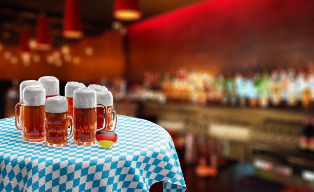 木桌上摆放着一套不同的啤酒杯图片下载