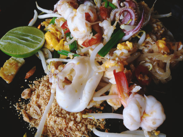 泰式炒粉是泰国的国菜，吃起来方便，味道鲜美，很受欢迎。并且是举世闻名的背景图片图片下载