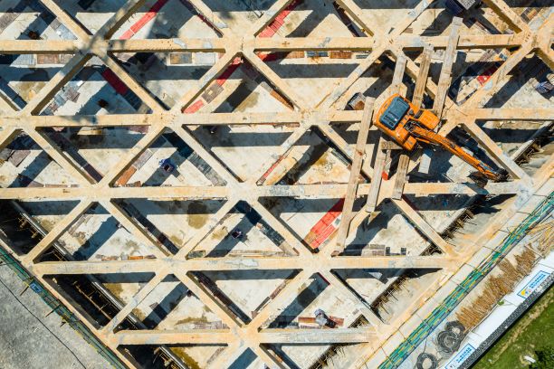 夏季早晨建筑工地的航拍照片。图片下载