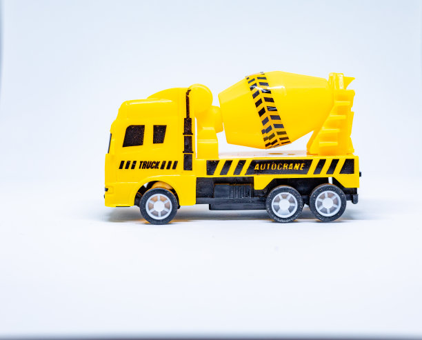 白色背景的黄色玩具水泥搅拌车图片下载