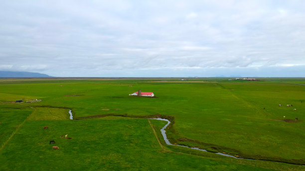 农场鸟瞰图，房子和河流图片下载
