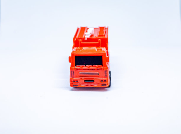 白色背景上的红色玩具消防车图片下载
