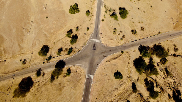 在印度拉贾斯坦邦的塔尔沙漠中，公路横断面的航拍照片。图片下载
