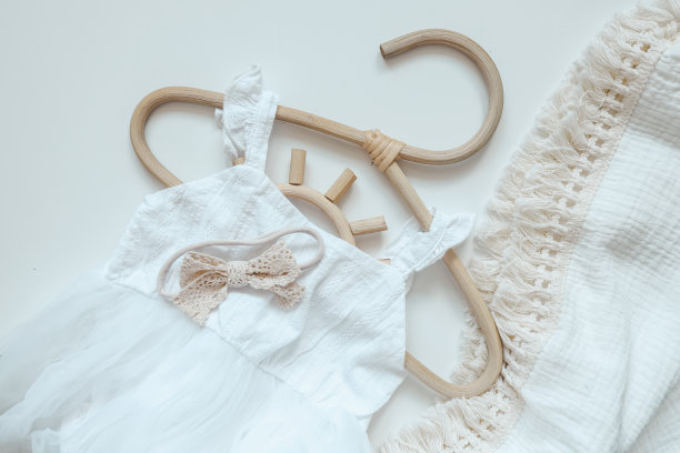 一套白色的东西为新生儿在白色的背景图片下载