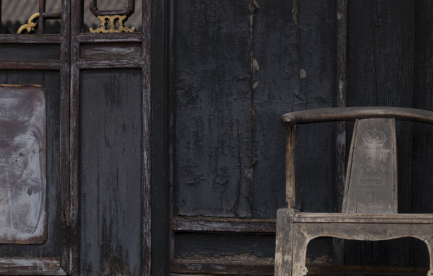 中国传统木椅靠木墙图片下载