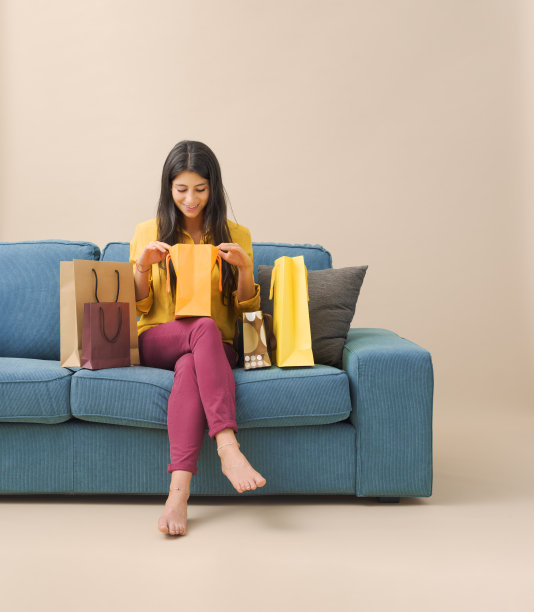 在家拿着购物袋的快乐女人图片下载