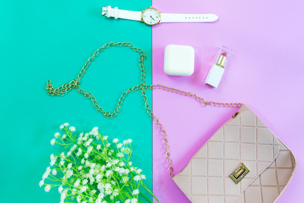 时尚时尚的粉色包包和女性配饰柔和的背景。新潮时尚的高档手袋、香水及化妆品设计。生活方式与美容理念图片下载