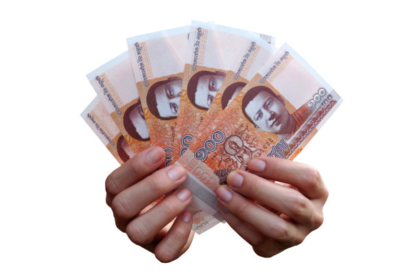 手持柬埔寨钞票孤立在白色图片下载