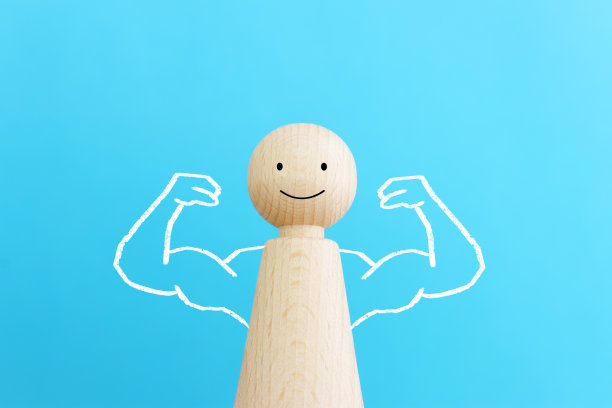 木制人物的概念形象与草图的有力的手。成功和领导的概念图片下载