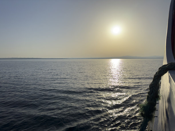 阳光明媚的夏日早晨，空车轮渡驶离博斯加达港。位于爱琴海北部的土耳其岛屿。图片下载