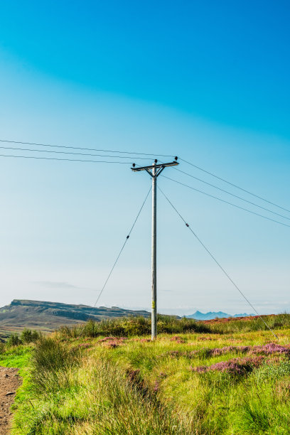 苏格兰崎岖地形上的电线杆图片下载