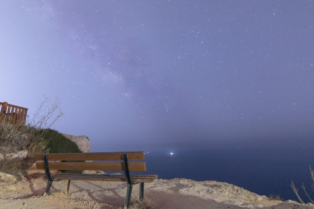 坐落在宇宙的银河系中心图片下载