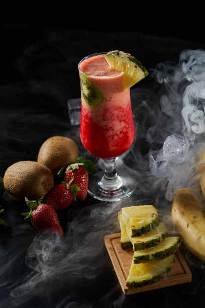 黑色背景上一杯禁果鸡尾酒的图片，旁边是水果图片下载