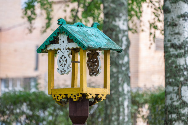 公园里的木制喂鸟器。图片下载