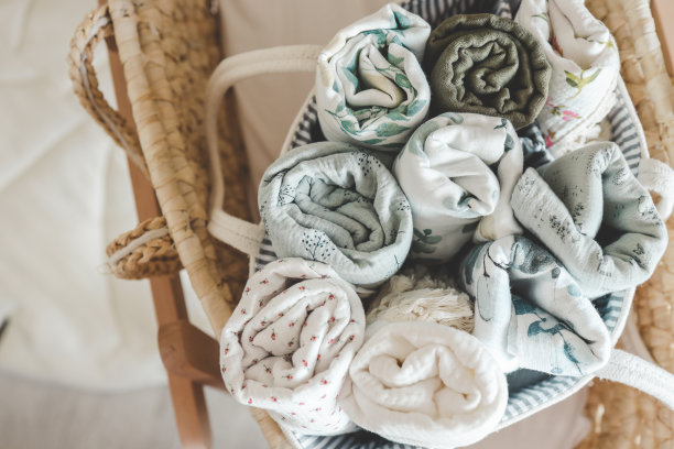 为新生儿准备的装有婴儿棉布尿布的篮子图片下载