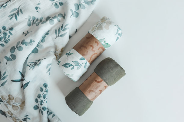 两张白色背景的婴儿棉布毯子，俯视图图片下载