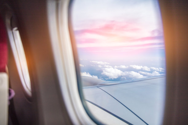 在飞机飞行过程中向窗外看图片下载
