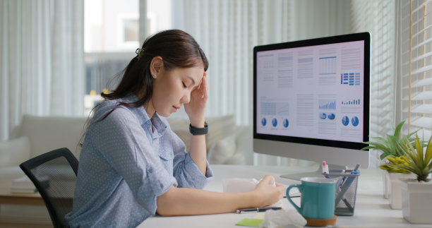 亚洲人年轻女士远程劳动力休假日感冒流感covid咳嗽流鼻涕用纸巾坐在家里办公室的桌子上。劳累不适的女性自由职业者压力疼痛。图片下载