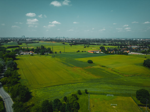 米兰省，意大利乡村无人机照片。伦巴第,Poasco图片下载