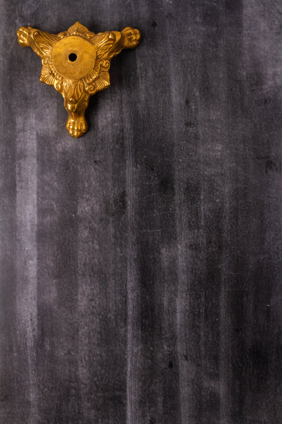 仿古华丽的铸黄铜电灯底座图片下载