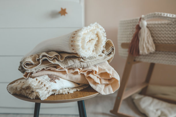 一堆婴儿毛毯和新生儿尿布图片下载