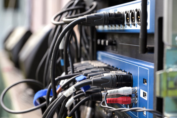 许多电缆插入混音控制台在一个音乐节，复制空间，选择焦点图片下载