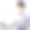 一个女人正站着用笔记本电脑工作。图片下载