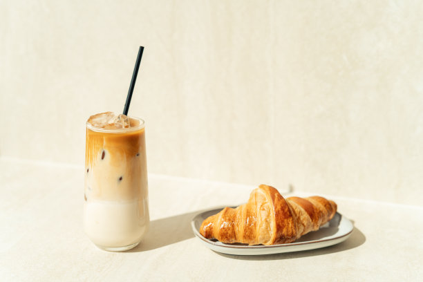 阳光明媚的早晨，咖啡和羊角面包的静物照片图片下载