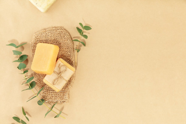 自然手工制作的肥皂条和毛巾在自然米色背景的俯视图照片图片下载