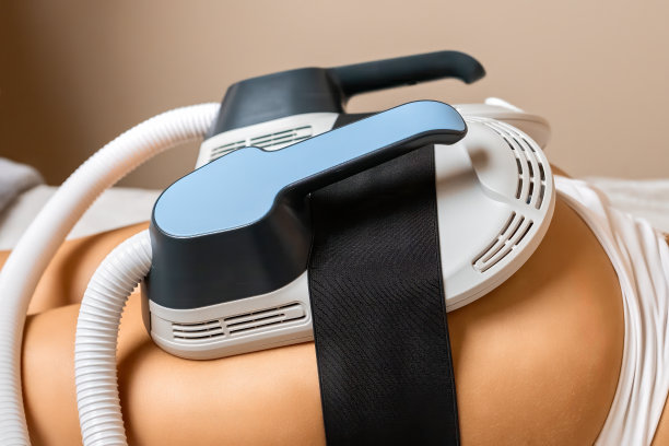 在女性臀部上进行身体雕刻的装置，近距离图片下载