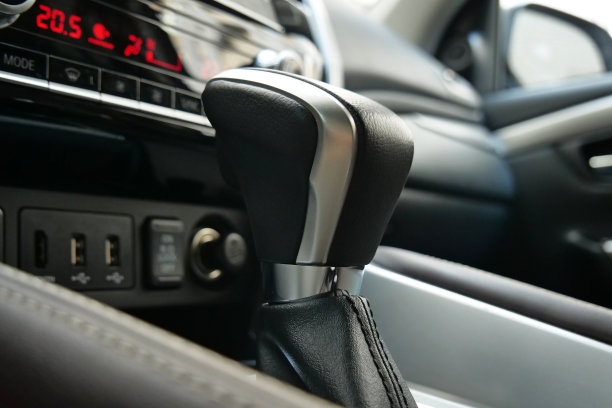 变速器换档与铝元素在皮革汽车内部特写股票照片图片下载