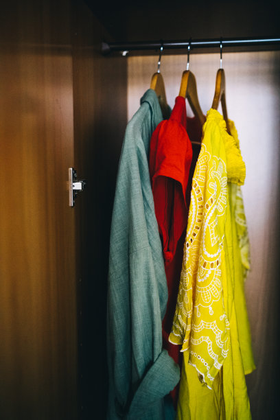 黄色，红色和绿色的衣服图片下载