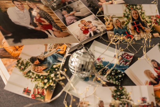 一本家庭相册。相册是礼物。礼物旁边的相册图片下载