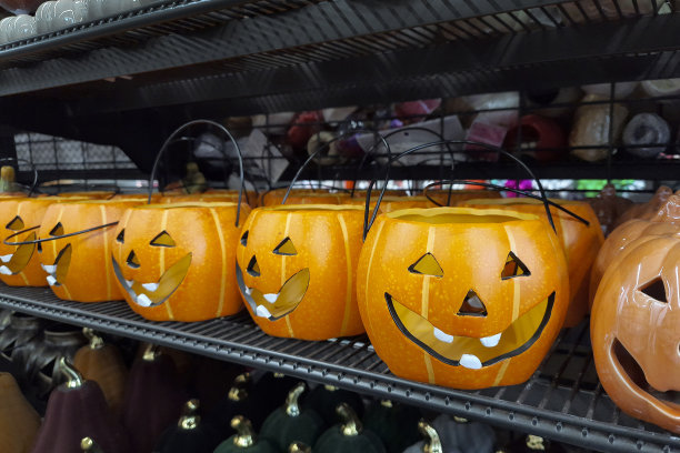 商店货架上的杰克灯笼。图片下载