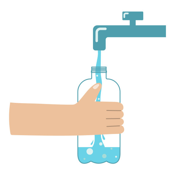 人手拿着塑料瓶收集自来水。图片下载