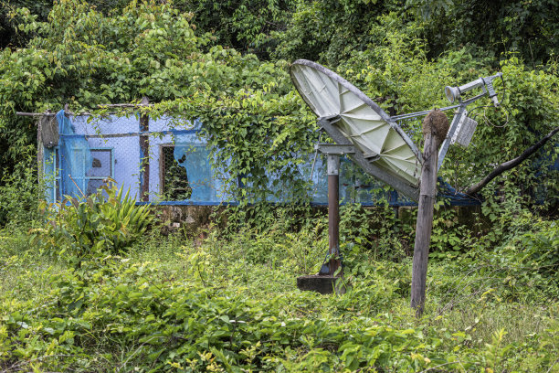 废弃的卫星天线又脏又坏图片下载