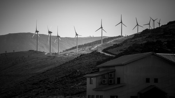 葡萄牙埃斯特雷拉山脉的风力发电场。黑白照片。图片下载