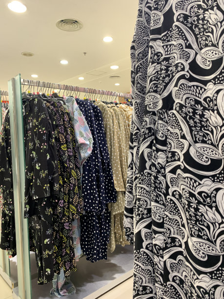 蜡染服装在商场展示柜的照片图片下载