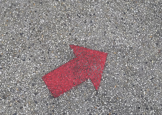 一张照片的地上画了一个红色的箭头，雨伞在地上用一个红色的箭头向上指向。图片下载