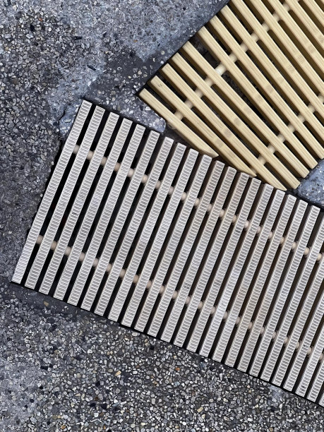 一张木制地板的照片，上面有一个金属格栅，地板上有一个木格栅。图片下载