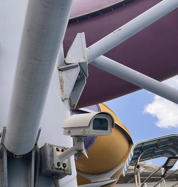 照相机安装在建筑物侧面的照片，航天飞机在船上装有照相机的照片。图片下载