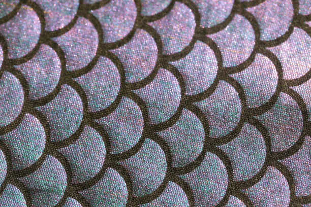美人鱼的尾巴图案，近距离看。闪亮的氨纶鱼皮纹理。为女孩设计的纺织品。图片下载