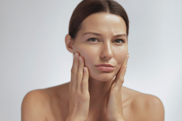 年轻成年女性衰老的概念肖像照片图片下载