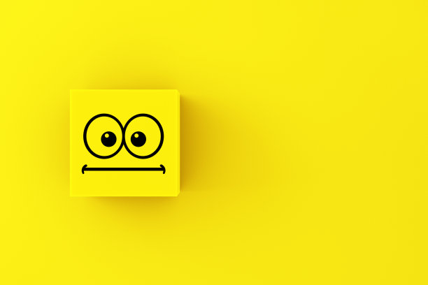 黄色方块上的中性或惊讶表情脸。图片下载