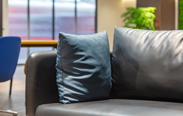 公司大堂休息区配有舒适的沙发图片下载