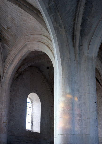 古老法国教堂的柱子，上面有拱形天花板图片下载