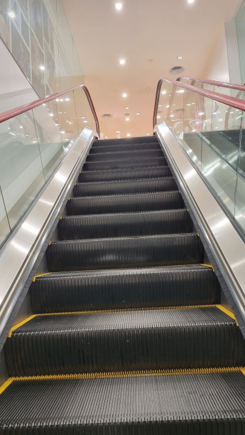 带楼梯的现代豪华自动扶梯。图片下载